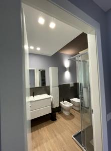 a bathroom with a toilet and a sink at Belvedere in Pella