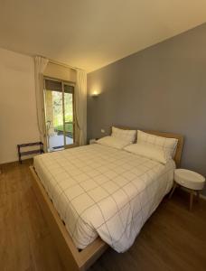 a bedroom with a large bed and a window at Belvedere in Pella