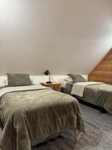 Postel nebo postele na pokoji v ubytování Susitna River Lodging, Suites