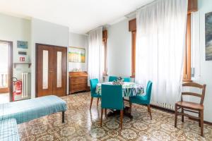 a room with a table and chairs and a bedroom at CasAle Apartment - Rho Fiera ospedale Galeazzi in Rho