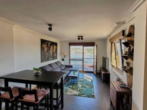 Posezení v ubytování FGDR10E31C La Ría Dúplex Playa con vistas