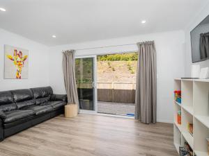Χώρος καθιστικού στο Pipi Palace - Cooks Beach Holiday Home