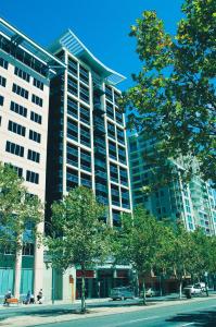 un gran edificio de oficinas con muchas ventanas en Oaks Adelaide Horizons Suites en Adelaida