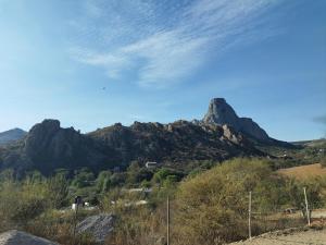 a view of a hill with a mountain in the background at Cabaña de Descanso El garambullo in San Antonio de la Cal
