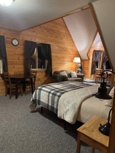 Postel nebo postele na pokoji v ubytování Susitna River Lodging, Suites