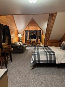Postel nebo postele na pokoji v ubytování Susitna River Lodging, Suites