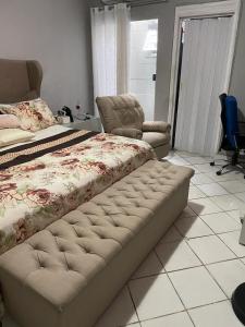 a bedroom with a bed and a chair in it at excelente casa para COP 30 in Belém