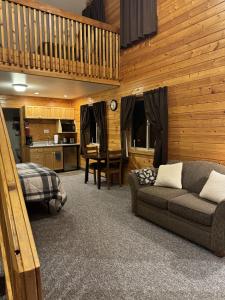 Posezení v ubytování Susitna River Lodging, Suites