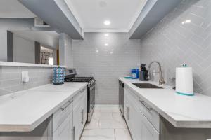 休斯顿Montrose 1BR Apartment with Modern Vibes and Fast WiFi的厨房配有白色台面和水槽