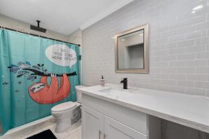 Montrose 1BR Apartment with Modern Vibes and Fast WiFi的一间浴室