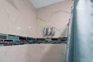 Montrose 1BR Apartment with Modern Vibes and Fast WiFi的一间浴室