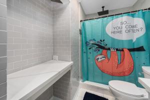Montrose 1BR Apartment with Modern Vibes and Fast WiFi的一间浴室
