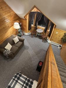 Posezení v ubytování Susitna River Lodging, Suites