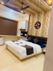 En eller flere senge i et værelse på The Royal Luxor 3Bhk Villa + 29 billeder