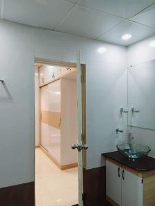 Et badeværelse på The Royal Luxor 3Bhk Villa