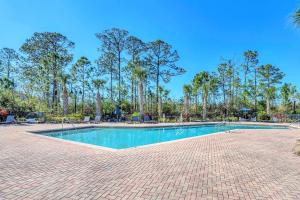 une piscine dans un parc avec des palmiers dans l'établissement -Relaxing 3BR Near Disney - Pool, à Orlando
