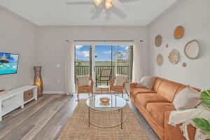 un salon avec un canapé et une table dans l'établissement -Relaxing 3BR Near Disney - Pool, à Orlando