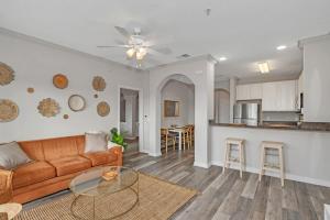 un salon avec un canapé et une table dans l'établissement -Relaxing 3BR Near Disney - Pool, à Orlando 15 autres photos