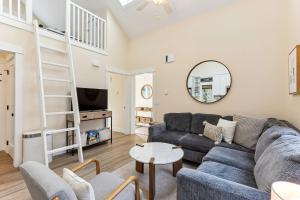 una sala de estar con un sofá y una mesa en Wayfinder by Seabrook Hospitality, en Pacific Beach