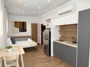 サンファンにあるPerfect Homebase Studio Near Beachのベッド1台、キッチンが備わる小さなアパートメントです。 +24枚の写真