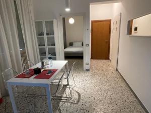 un salon avec une table et des chaises blanches dans l'établissement Alle 4 Stagioni - Appartamento 2, à Rimini