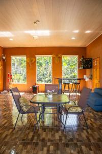 a living room with a table and chairs at San Gabriel Kalyäkä No 02 in San Gabriel