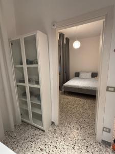 une petite chambre avec un lit et un miroir dans l'établissement Alle 4 Stagioni - Appartamento 2, à Rimini