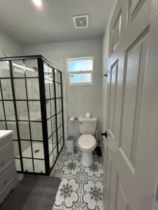 Koupelna v ubytování Serenity Bungalow Near Armature Works & Riverwalk + 18 fotografií