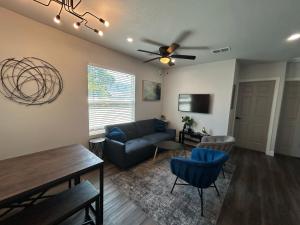 TV a/nebo společenská místnost v ubytování Serenity Bungalow Near Armature Works & Riverwalk