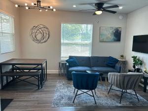 Posezení v ubytování Serenity Bungalow Near Armature Works & Riverwalk