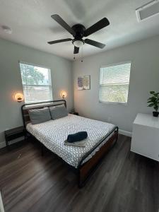 Postel nebo postele na pokoji v ubytování Serenity Bungalow Near Armature Works & Riverwalk