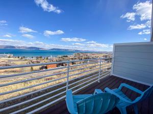 einen blauen Stuhl auf einer Terrasse mit Blick auf den Strand in der Unterkunft Lake View Condo 942 4 in Garden City