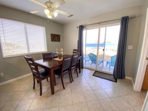 ein Esszimmer mit Tisch und Stühlen und dem Meer in der Unterkunft Lake View Condo 942 4 in Garden City