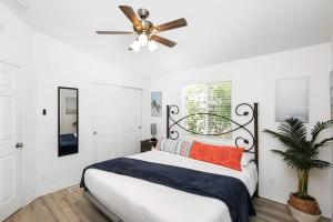 ein Schlafzimmer mit Bett und Deckenventilator in der Unterkunft Disney Beaches Close Fire Pit Stadiums in Norwalk + 36 Fotos