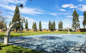 ein Basketballplatz in einem Park mit einem Basketballkorb in der Unterkunft Disney Beaches Close Fire Pit Stadiums in Norwalk
