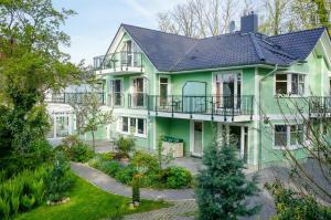 Garður fyrir utan Hotel Garni Inselparadies Zingst