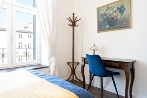 - une chambre avec un bureau, un lit et une fenêtre dans l'établissement MYE Apartments - Retro Piotrkowska, à Łódź