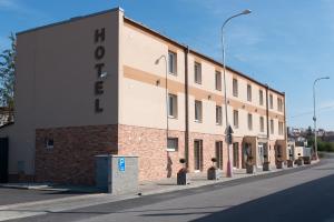 Budova, kde se hotel nachází + 8 fotografií