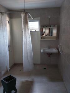 un baño con ducha y lavabo en Lomas, en Santiago del Estero 9 fotos más
