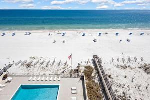 una vista aérea de una playa con piscina en Gulf Tower 7D, en Gulf Shores