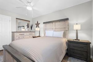 Un dormitorio con una cama grande y un espejo. en Gulf Tower 7D, en Gulf Shores