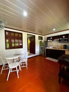 a kitchen and dining room with a table and chairs at Cabinas Ole Caribe in Puerto Viejo
