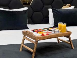 バクーにあるRoyal Mansion Hotelのコーヒーテーブル付きベッドトレイ