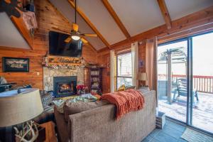 TV/trung tâm giải trí tại Hot Tub, Fire Pit and Fall Views, Near Polar Express