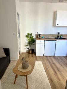 a living room with a table and a kitchen at Le Breizh -T2 en centre ville in Rennes