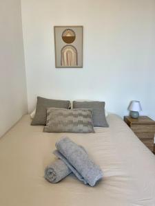 a bed with two towels on top of it at Le Breizh -T2 en centre ville in Rennes