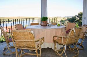a table and chairs on a balcony with a view of the ocean at Casa Rural Casa Valdecaballeros in Valdecaballeros