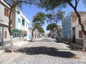an empty street in a town with trees and buildings at Two Bedrooms, Wifi, Near Beach - Ca Greta in Sal Rei
