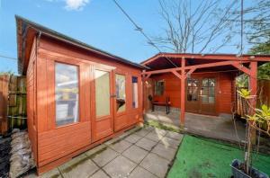 Το κτήριο όπου στεγάζεται  το δωμάτιο σε οικογενειακή κατοικία