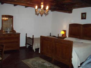 sypialnia z łóżkiem, komodą i lustrem w obiekcie B&B Le Limentre w mieście San Pellegrino al Cassero